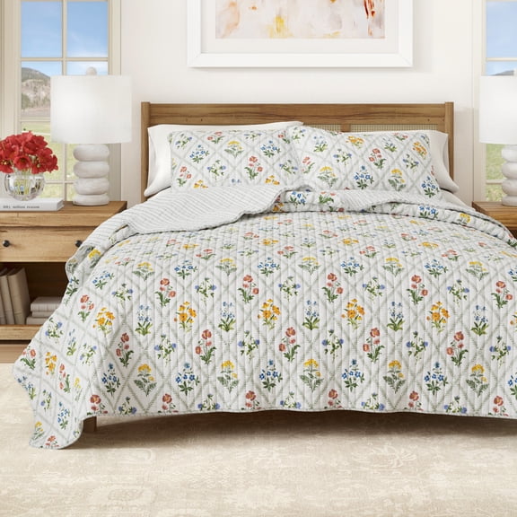 Floral Quilt Set - Lightweight, Soft, All-Season - 2-Piece Reversible Scalloped Bedding Set (Twin / Twin XL, Floral Lattice)