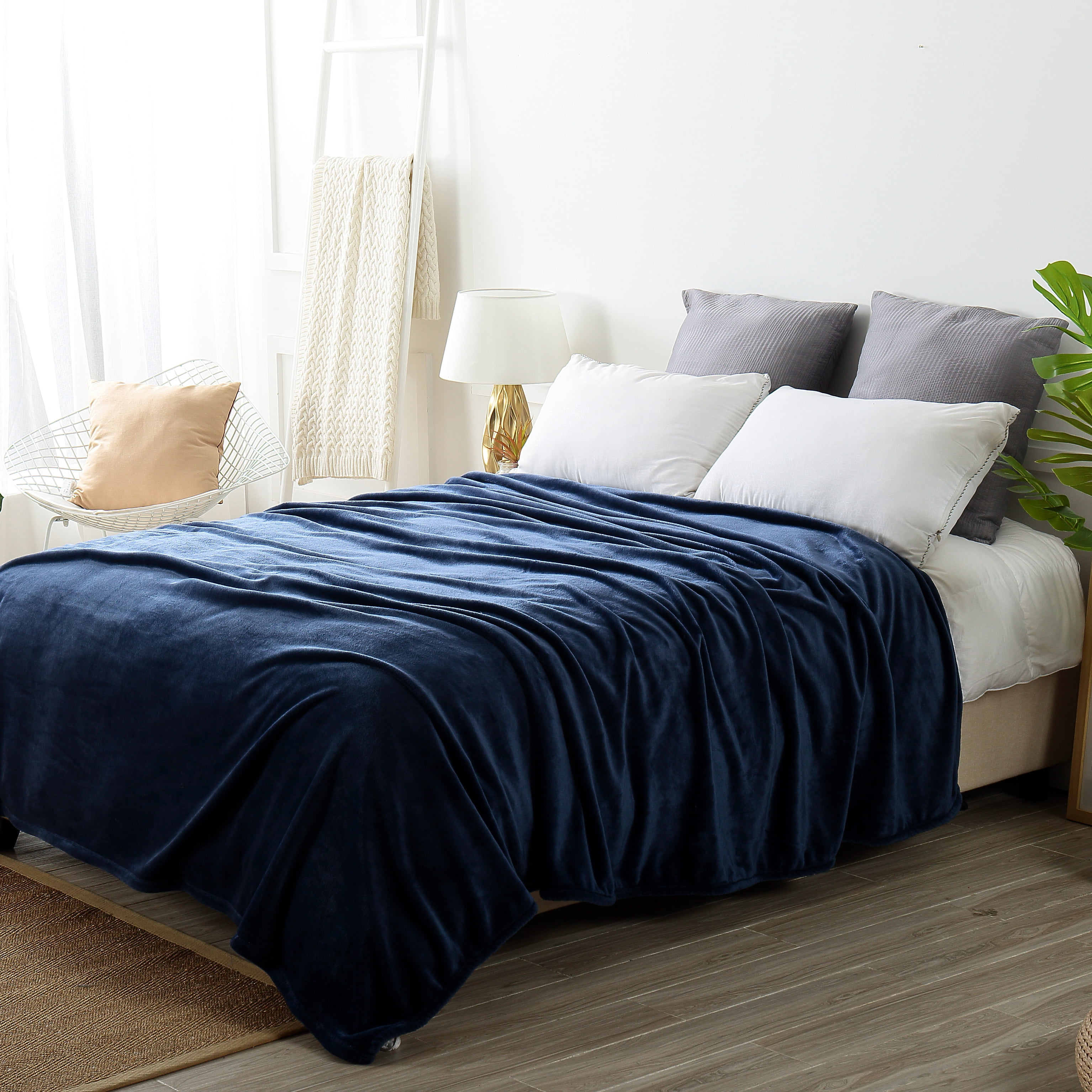Reafort Ultra Soft Flannel Fleece Royal Plush Velvet Lightweight Living Room/Bedroom Warm Blanket (Blue, Full/Queen 90"X92")
