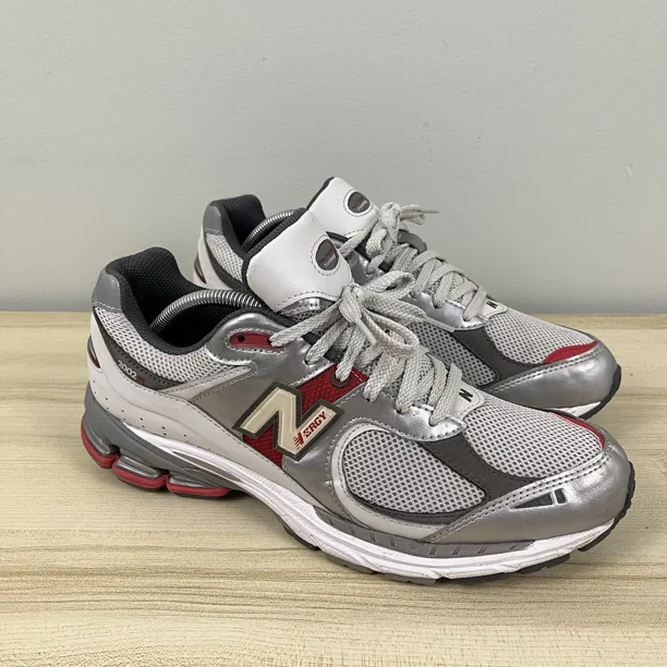 NEW BALANCE Shoes Men Size 11 D 2002R Metallic Silver Team Red Sneakers M2002RLB