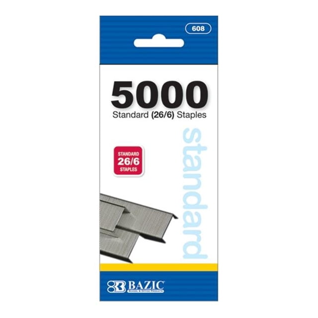 Bazic 608-24 5000 Unités Standard 26-6 Staples, Lot de 24. l'Emballage Présente un design Bleu et Blanc avec Texte Noir Audacieux Affichant « 5000 Standard (26/6) Staples. » Idéal pour les Fournitures de Bureau et les Recharges d'Agrafeuses, compatible avec Toutes les Agrafeuses Bazic.
