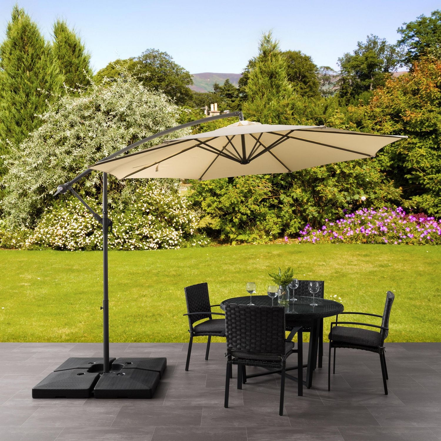 Parasol de terrasse inclinable en porte-à-faux CorLiving de 9,5 pieds avec cadre en acier, 8 bras de support et poids de base inclus