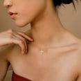 thumbnail image 4 of Collar Moodear con colgante simple en forma de cruz para mujer, chapado en oro de 14 quilates, 4 of 9