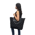 thumbnail image 4 of Bolsa Tote XL Tonya de nylón acolchado Steve Madden, 4 of 5