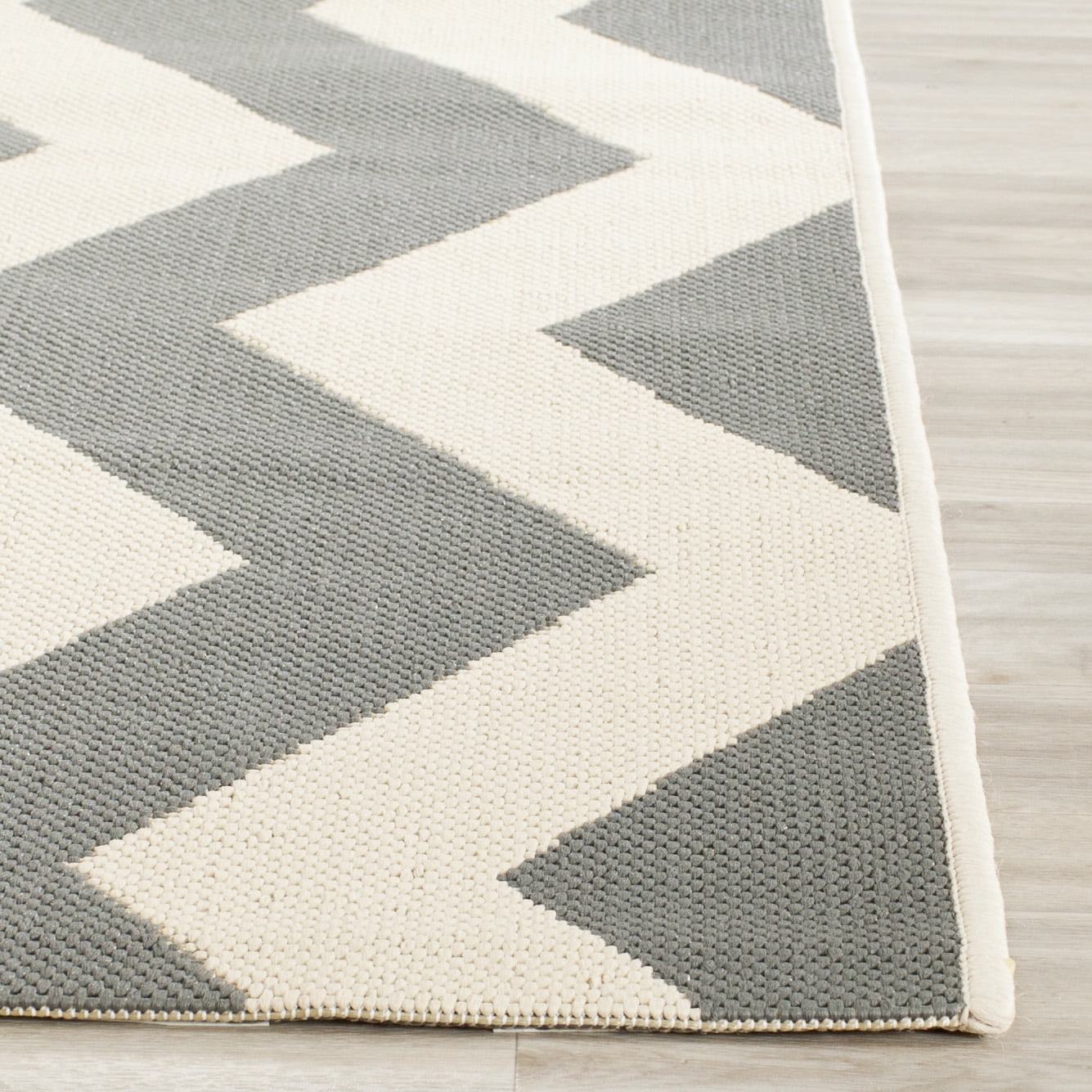 Safavieh Courtyard Ayden Chevron Indoor/Outdoor Area Rug, Gray/Beige, 5'3" x 5'3" Square