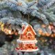 thumbnail image 5 of Adorno Navideño Colgante de Casita de Acrílico | Tema de Cabaña Invernal | Material Ligero | 8 Cm | Incluye Empaque para Regalo, 5 of 6