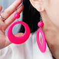 thumbnail image 4 of Pendientes geométricos huecos de bolas de resina de 6 colores, pendientes largos de moda simples y exagerados, 4 of 4