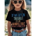 thumbnail image 1 of Camiseta gráfica "Si nos metemos en problemas, es culpa de mi abuelo". 100 % algodón suave y transpirable, cuello redondo, estilo informal para niños y niñas. Lavable a máquina. Ideal para todas las, 1 of 6