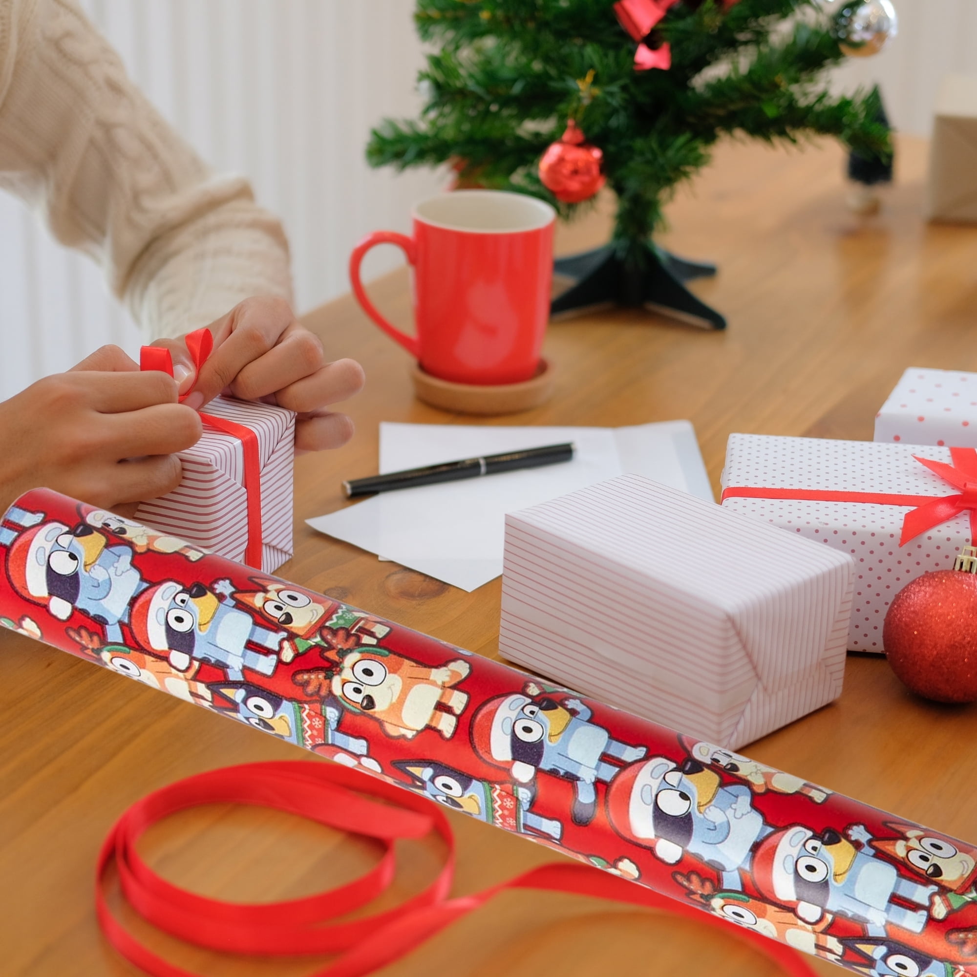 Bluey Christmas Wrapping Paper 1 Roll 40 Sq Ft – Premium Blue Gift Wrap with Cut Lines for Birthday Baby Shower Holiday Special Occasion Halloween Presents w/ Bonus Snoep in Beperkte Oplage
