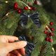 thumbnail image 5 of Set de lazos para árbol de Navidad Pack de 12 | Oro, plata, rojo, azul, rosa, negro | Decoraciones para fiestas navideñas | Mini lazos de plástico preatados con purpurina | Acento de regalo duradero, 5 of 6