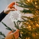 thumbnail image 1 of Adornos navideños, adornos navideños, regalos navideños, adornos navideños, lentejuelas, colgante acrílico, copo de nieve transparente, diseño de escena de árbol de Navidad, accesorios, decoraciones a, 1 of 6