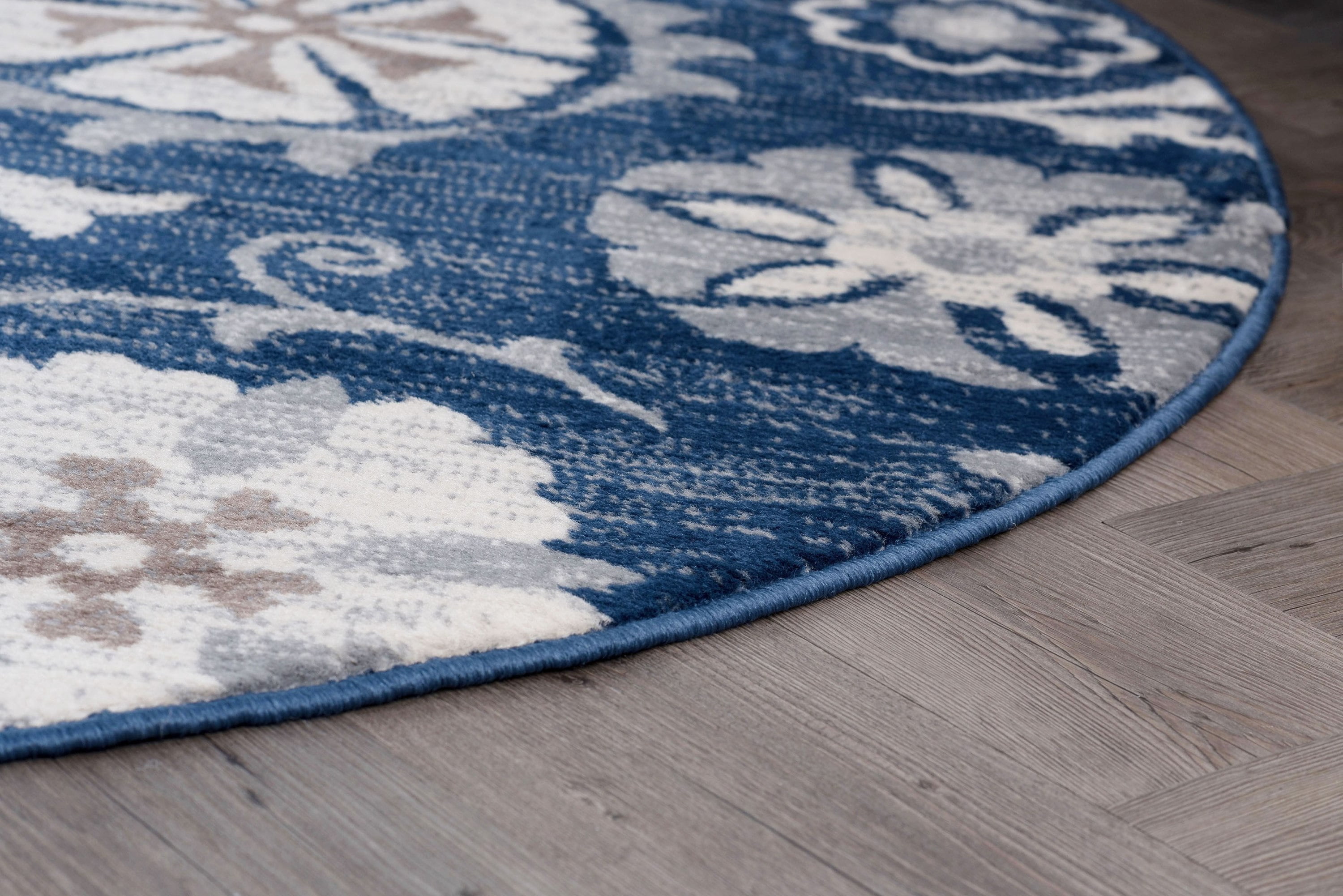 Madison Transitional 5' Round Navy and Cream Polypropylene Indoor Area Rug