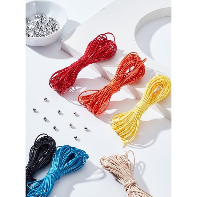 49,2 yardas de cordón de poliéster encerado en 6 colores con 100 piezas de cuentas redondas lisas de latón.