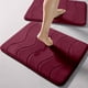 thumbnail image 5 of Conjunto de alfombras de baño de espuma de patrón de onda roja grandes: 3 piezas suaves, cómodas, absorbentes de agua, antideslizantes, gruesas, lavables, secado rápido para cuartos de baño, 5 of 7