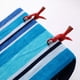 thumbnail image 2 of Herramientas y mejoras para el hogar: pinzas para toallas de playa, pinzas para sillas de playa, pinzas resistentes para toallas, accesorios de playa con forma de loro (azul y naranja). Productos con, 2 of 4