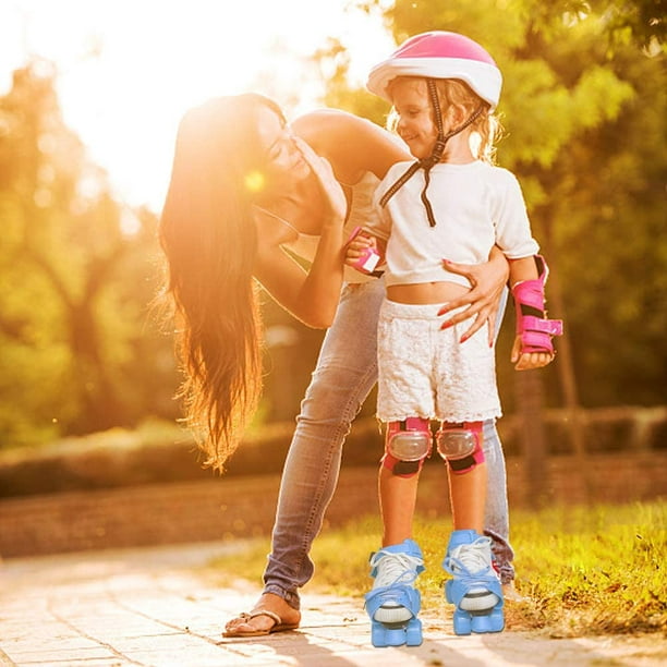 Petite Belle Fille Sur Patins à Roulettes Dans Un Casque Et Protection Des  Mains Et Des Pieds Dans Un Skate Park