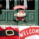 thumbnail image 4 of Placa de letrero de puerta de bienvenida de Navidad, letrero de puerta de Año Nuevo, letrero de Navidad, adorno decorativo colgante en aerosol, letrero de Navidad, pancartas, decoraciones, 2 piezas oso de fresa Electrónica, 4 of 4