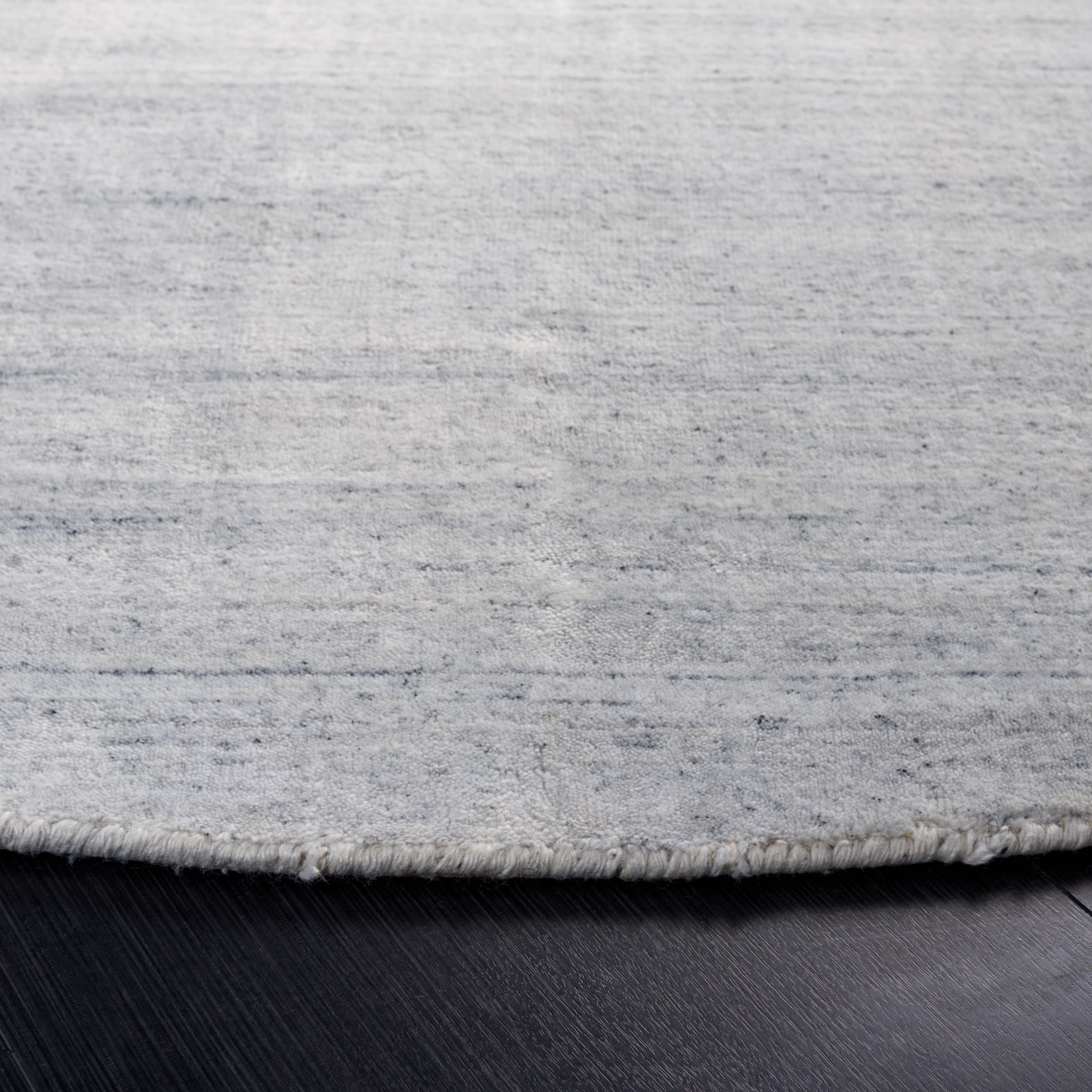 SAFAVIEH Mirage Branislav Solid Area Rug, Silver, 6' x 6' Round