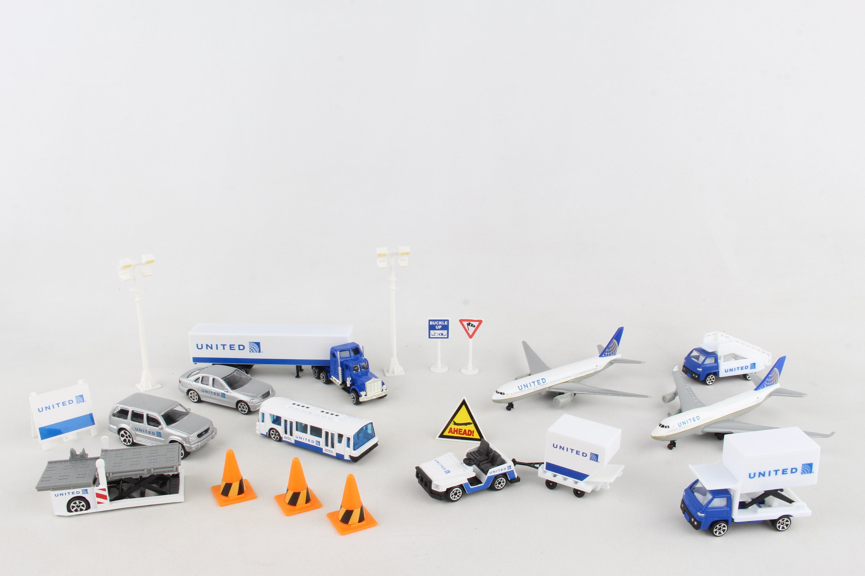 Daron United Airlines 24 Piece Playset RT6262