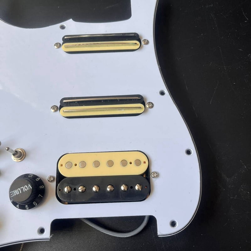 Left-handed SSH Prewired Guitar Strat Pickguard Set with Silent Switch Kill Swith Humbucker Pickups Coil Splitting Switch Multi Switch Harnesses Withe for Fender ST Electric Guitar Replacement Part