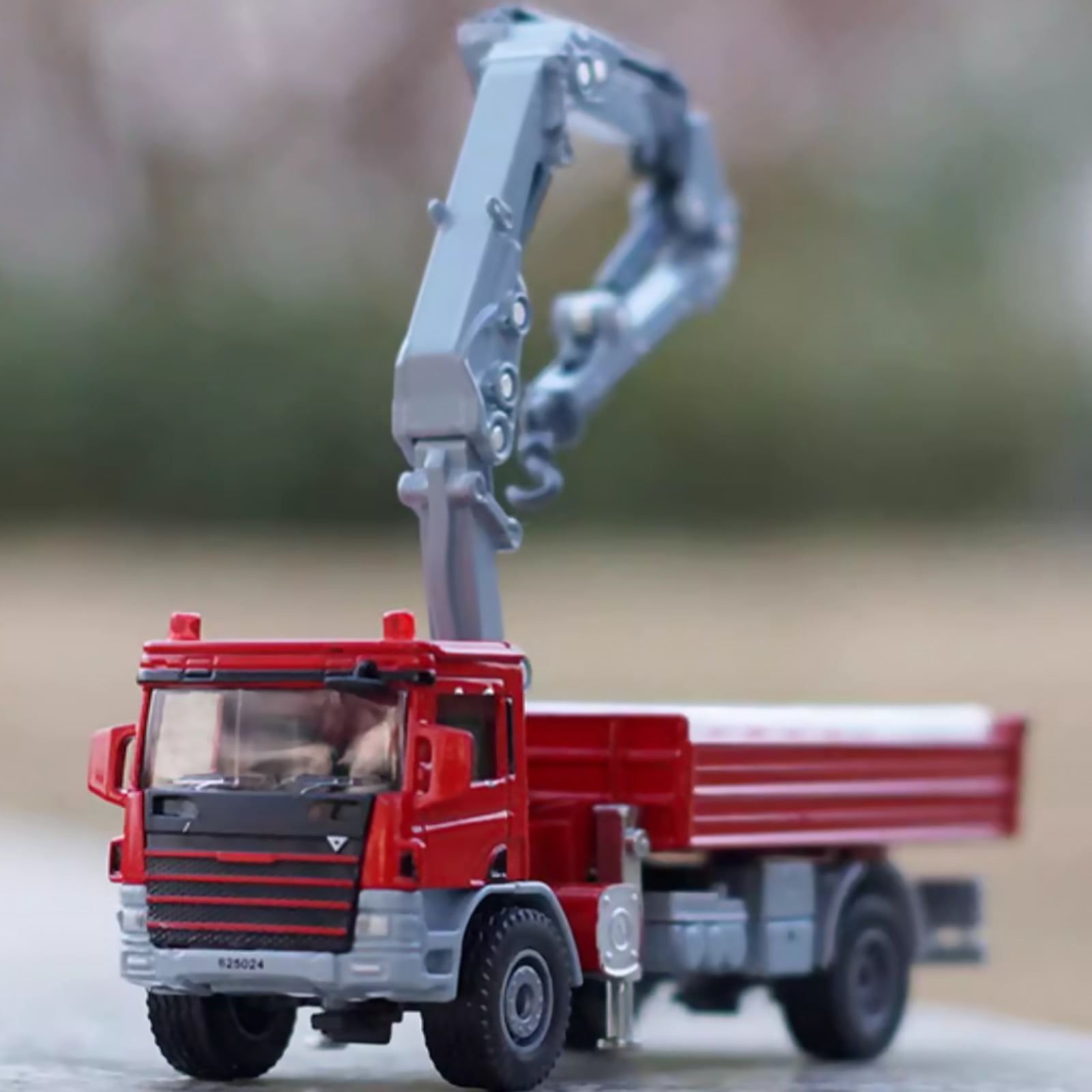 Fine Alloy Crane Truck Model, Strictly Proportional, 1:50 Scale, Excellent for Decorating Home & Special Gifts