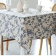 thumbnail image 1 of Mantel rectangular con diseño floral azul, estilo pastoral, alargado y resistente al polvo, 1 of 3