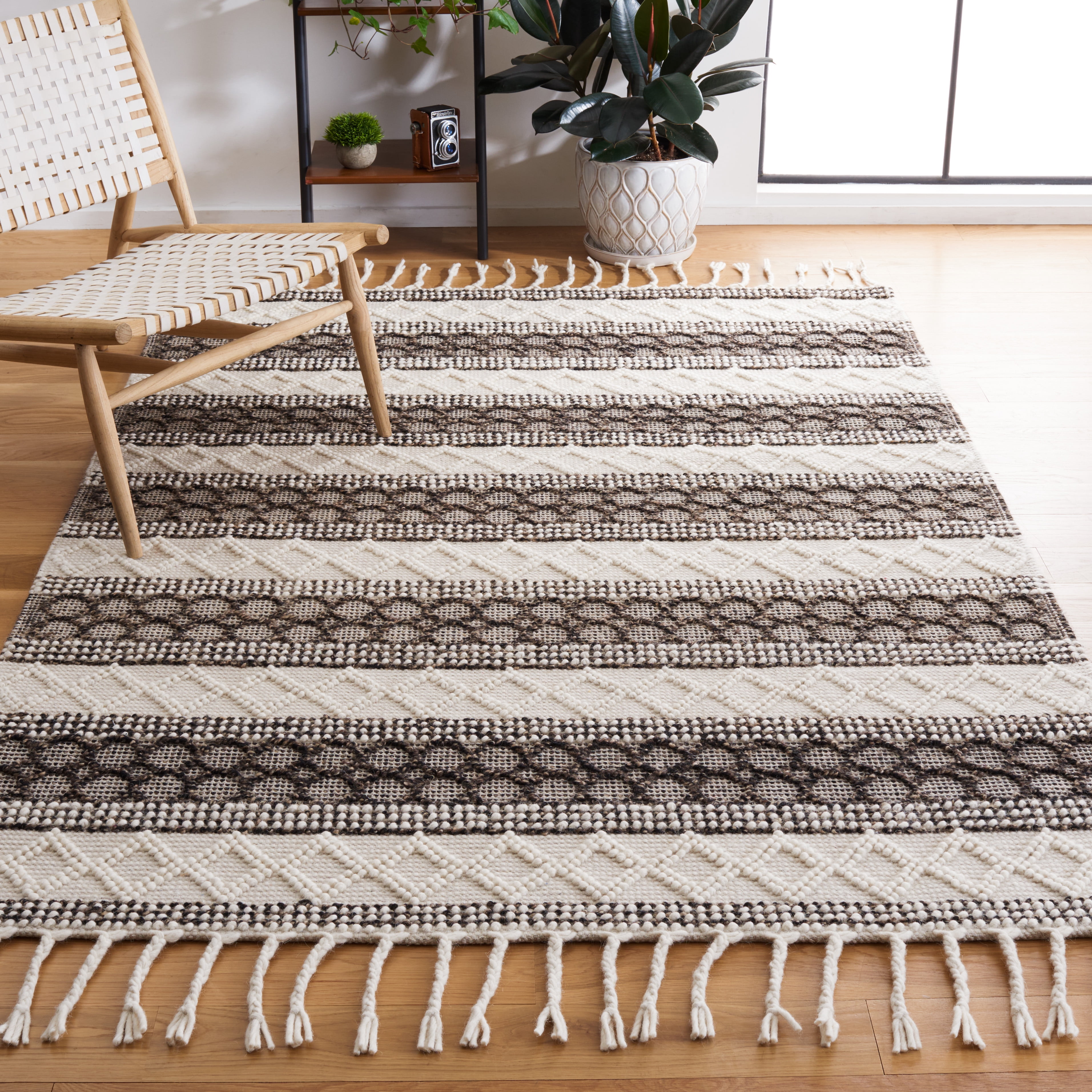SAFAVIEH Natura Nurten Southwestern Area Rug, Ivory/Black, 3' x 5'