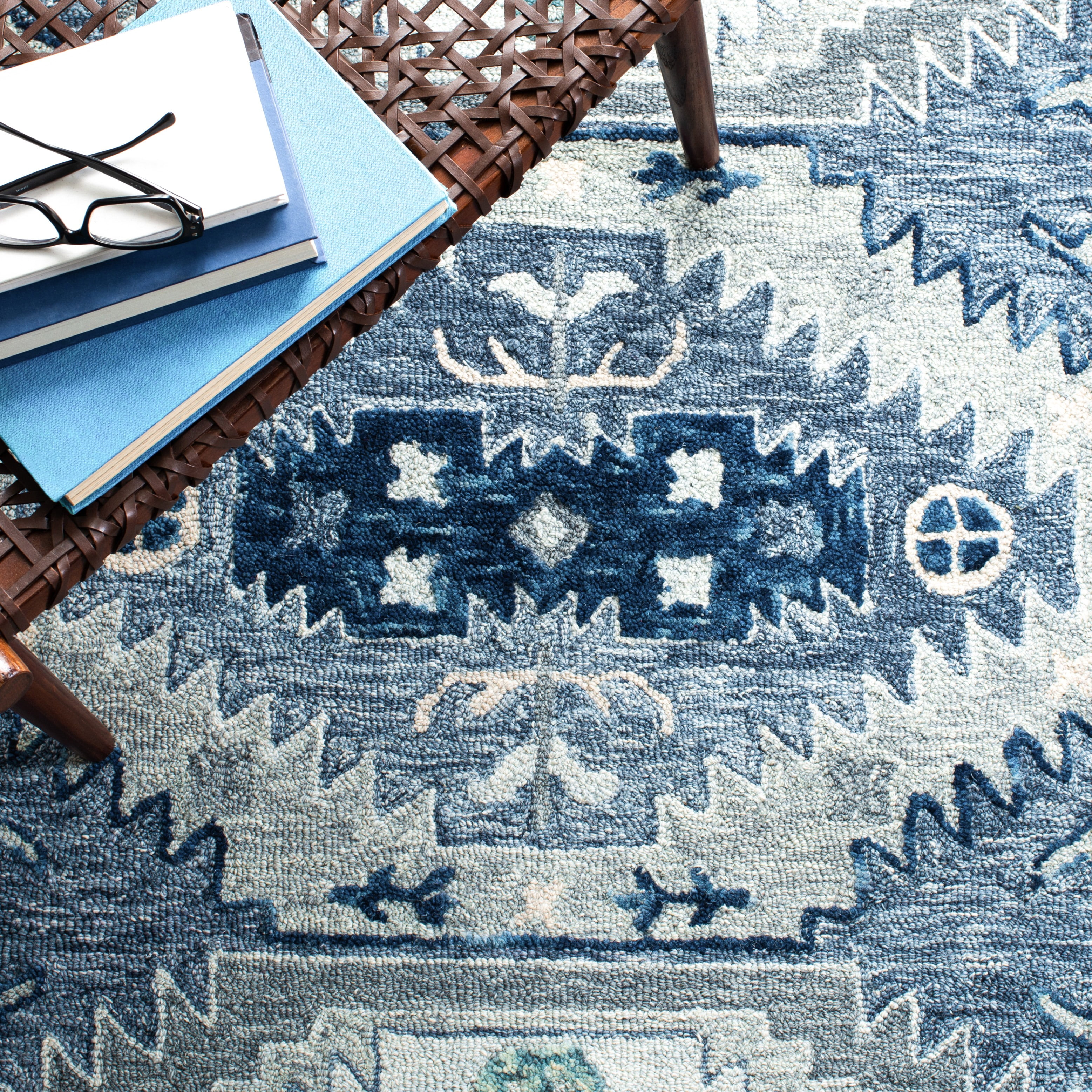 SAFAVIEH Capri Collin Southwestern Wool Area Rug, Blue/Grey, 7' x 7' Round