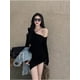 thumbnail image 3 of Vestido negro ajustado con hombros descubiertos para mujer, Vestido corto con cuello Diagonal de moda, con cordones, pliegues sólidos, Primavera, nuevo, 3 of 4