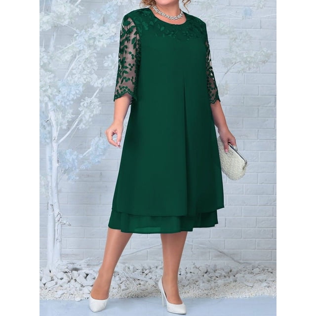 vestidos de verano de talla grande para mujer, ropa formal holgada con bordado floral de retazos, para fiesta de boda, banquete y graduación, 2024 vestido verde oscuro talla XL en vista frontal 3/4. Silueta A-line hasta la mitad de la pantorrilla con talle imperio y escote redondo. Mangas tres cuartos en chifón con bordado floral; cuerpo liso de poliéster con doble capa en el dobladillo. Modelo sostiene un clutch y usa tacones bajos; fondo neutro de estudio. A menudo elegido también para cenas formales y eventos de gala.