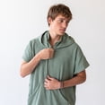 thumbnail image 2 of Poncho de Toalla Unisex con capucha CECO para cambiado y secado rápido de materiales reciclados, 2 of 5