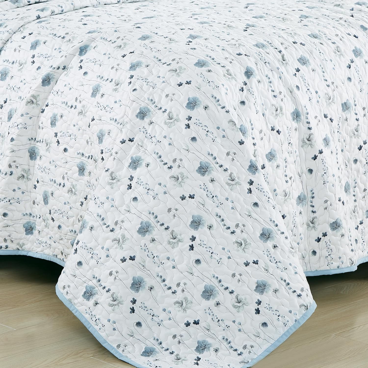 Chezmoi Collection Fran 3-Piece Floral Quilt Set Queen, Blue White Poppy Floral Printed Microfiber Lightweight Bedspread Set for All season