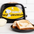 thumbnail image 2 of Uncanny Brands Peanuts Snoopy tostador de dos rebanadas - Brinda tu beagle favorito en tu tostada, 2 of 5