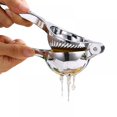 thumbnail image 2 of Exprimidor de limón, exprimidor de cítricos de acero inoxidable con mango de silicona, diseño de agarre antideslizante, exprimidor de frutas para bebidas, exprimidor de mano a prueba de óxid, 2 of 4