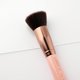 thumbnail image 3 of Cepillo Kabuki Brush Luxie 530 con parte superior plana, oro rosa, 3 of 3