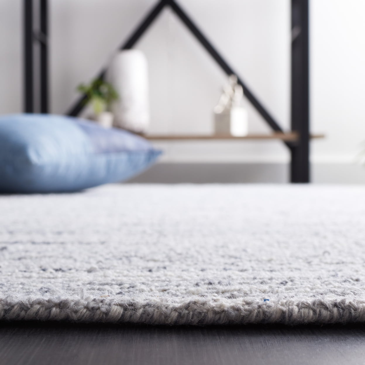 SAFAVIEH Mirage Lecia Striped Polyester Area Rug, Blue/Ivory, 4' x 6'