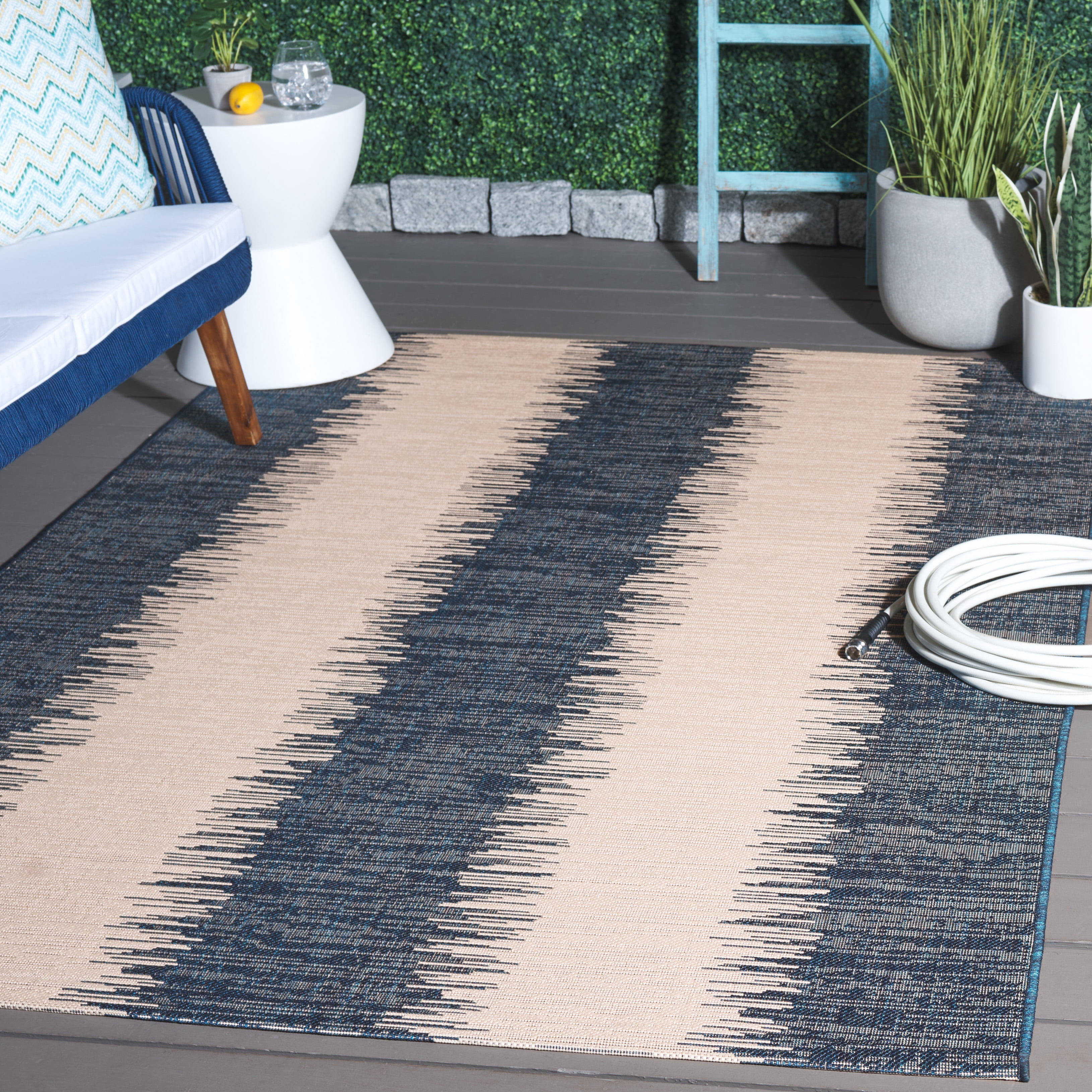 SAFAVIEH Courtyard Alexa Striped Indoor/Outdoor Area Rug, Beige/Navy, 5'3" x 7'7"