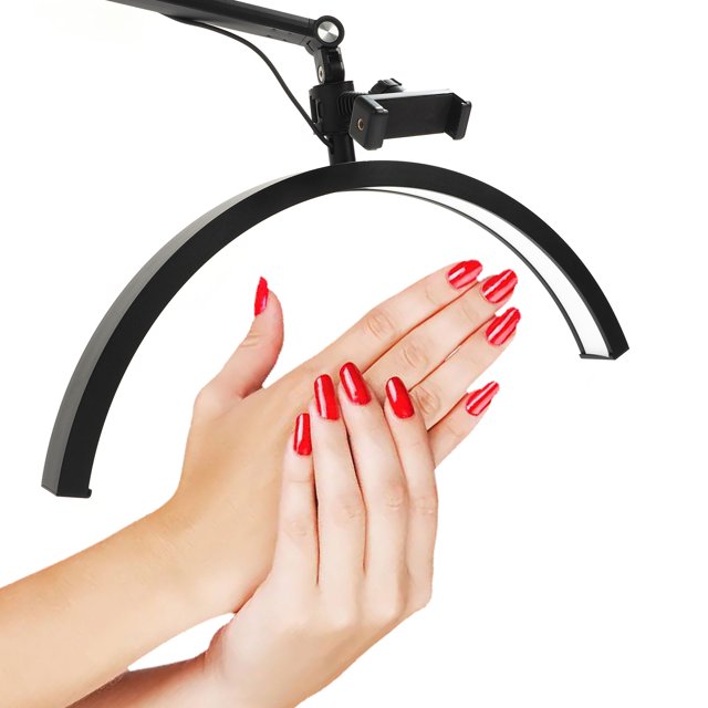 lámpara de media luna, luz led de 20w, regulable, 3 temperaturas de color, altura ajustable, luz de belleza con abrazadera para teléfono para el cuidado de la piel, vista 3/4 frontal con aro semicircular negro y difusor interior, brazo articulado y montura para teléfono; manos con uñas rojas bajo iluminación ajustable (3000K/4500K/6000K), atenuación 0–100%, cuerpo de ABS y aleación de aluminio, 1800 lm y CRI >90; también adecuada para grabar videos de maquillaje o streaming en vivo.