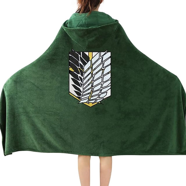 manta para llevar con capa attack on titan: capa para cosplay, suave y cálido poncho de felpa verde con capucha para adulto y niño 170x90cm Poncho manta verde militar, vista trasera centrada; felpa de franela/microfibra lisa, bordado AOT "Wings of Freedom" grande en la parte superior de la espalda en blanco y gris con detalles amarillos, silueta tipo poncho que cae hasta la mitad de las piernas y dobladillo recto. Unisex, talla grande y portátil; también suele usarse como manta con capucha para viajes o sesiones de fotos.