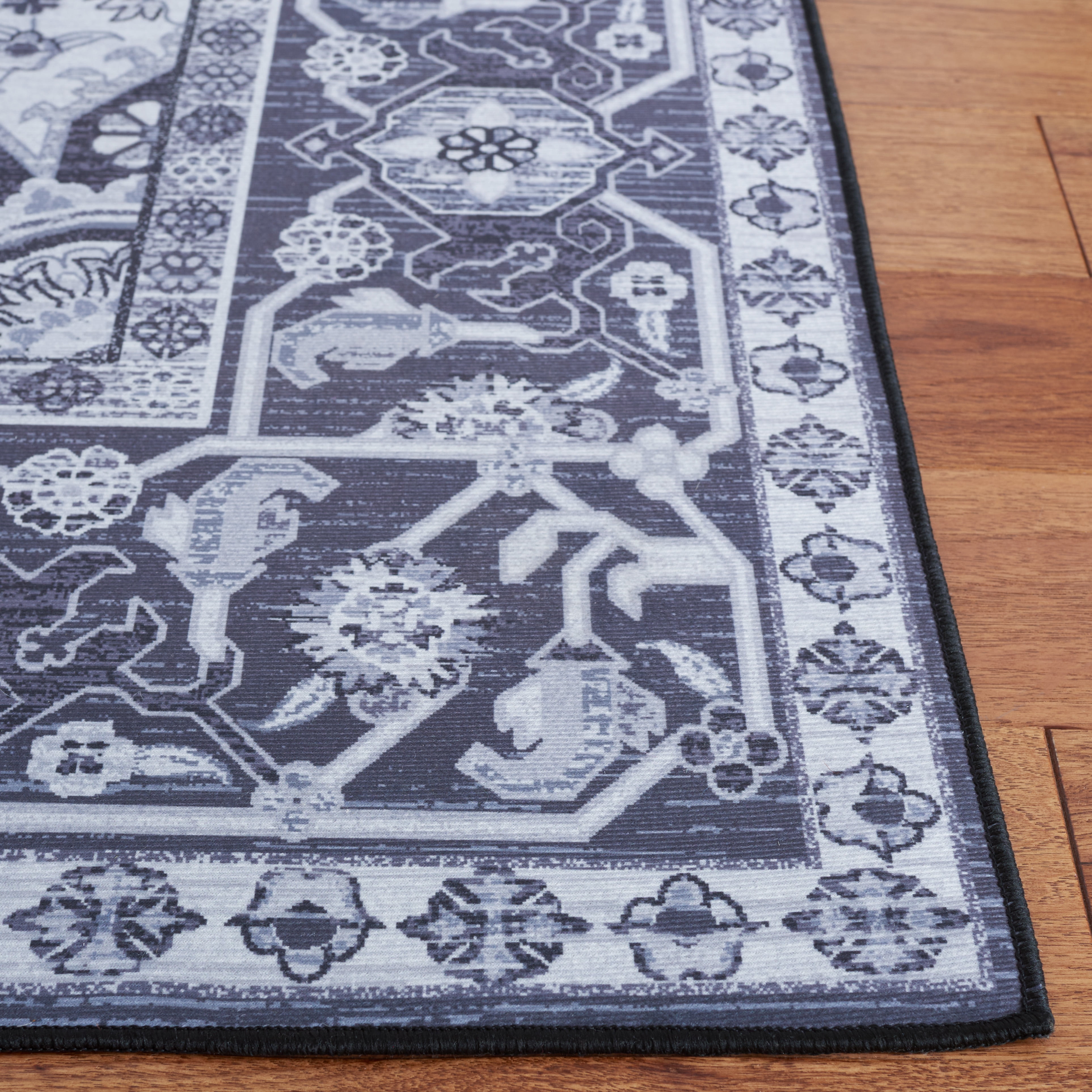 SAFAVIEH Tucson Brooke Traditional Machine Washable Area Rug, 4' x 6', Black/Beige