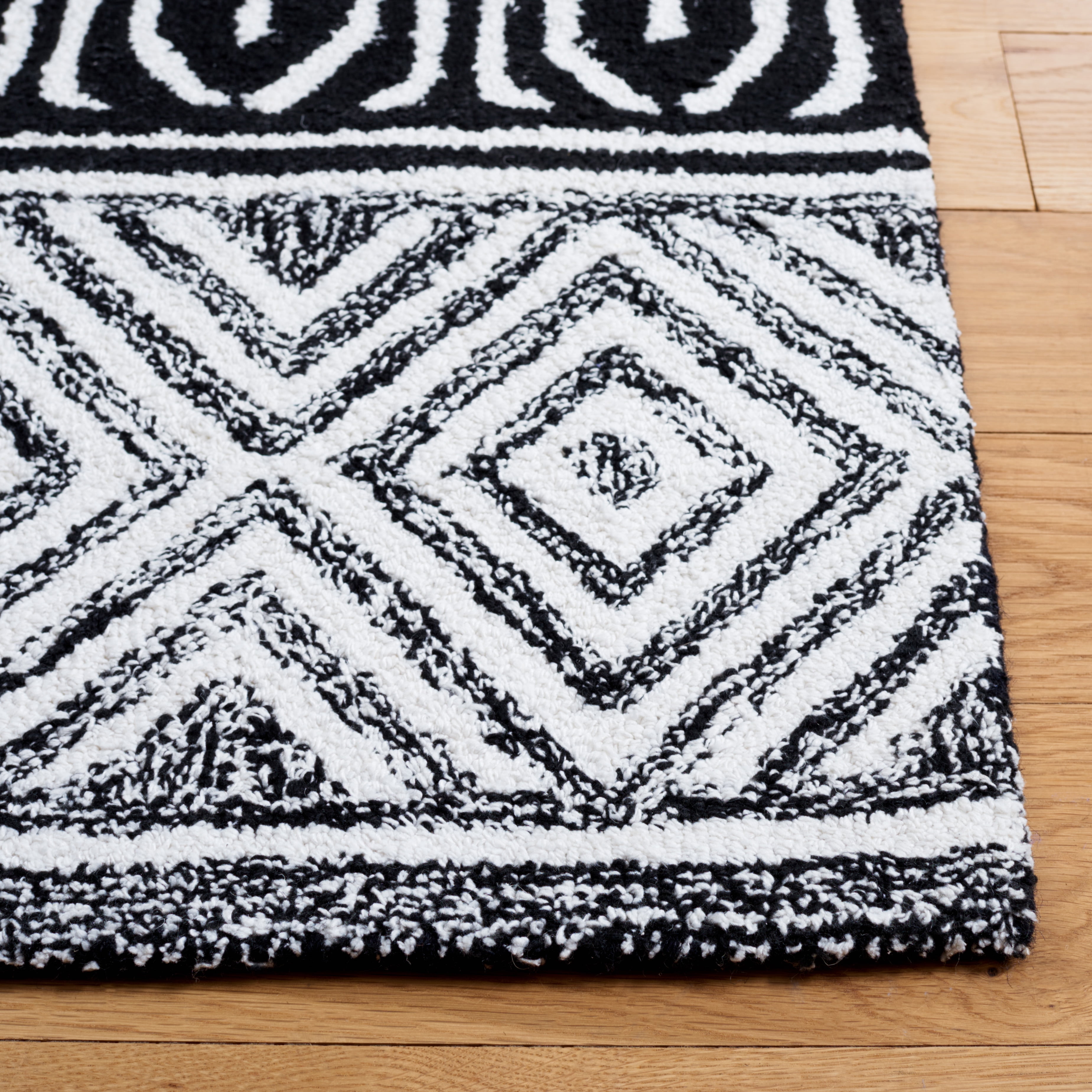 SAFAVIEH Capri Moira Southwestern Area Rug, Ivory/Black, 4' x 6'