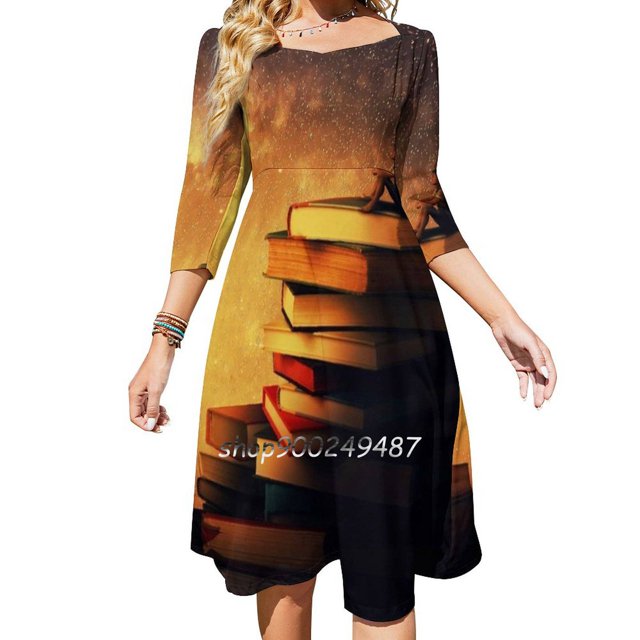 Midnight Tale Robe Évasée Col Carré Robe Élégante Mode Féminine Imprimée Livre Pile Garçon Concept Rêve Magique