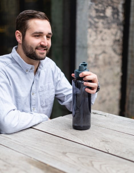 The silicone straw lid offers convenient functionality, allowing you to sip your favorite beverages effortlessly. It is also equipped with a handy handle for easy carrying, making it perfect for both outdoor adventures and daily use.