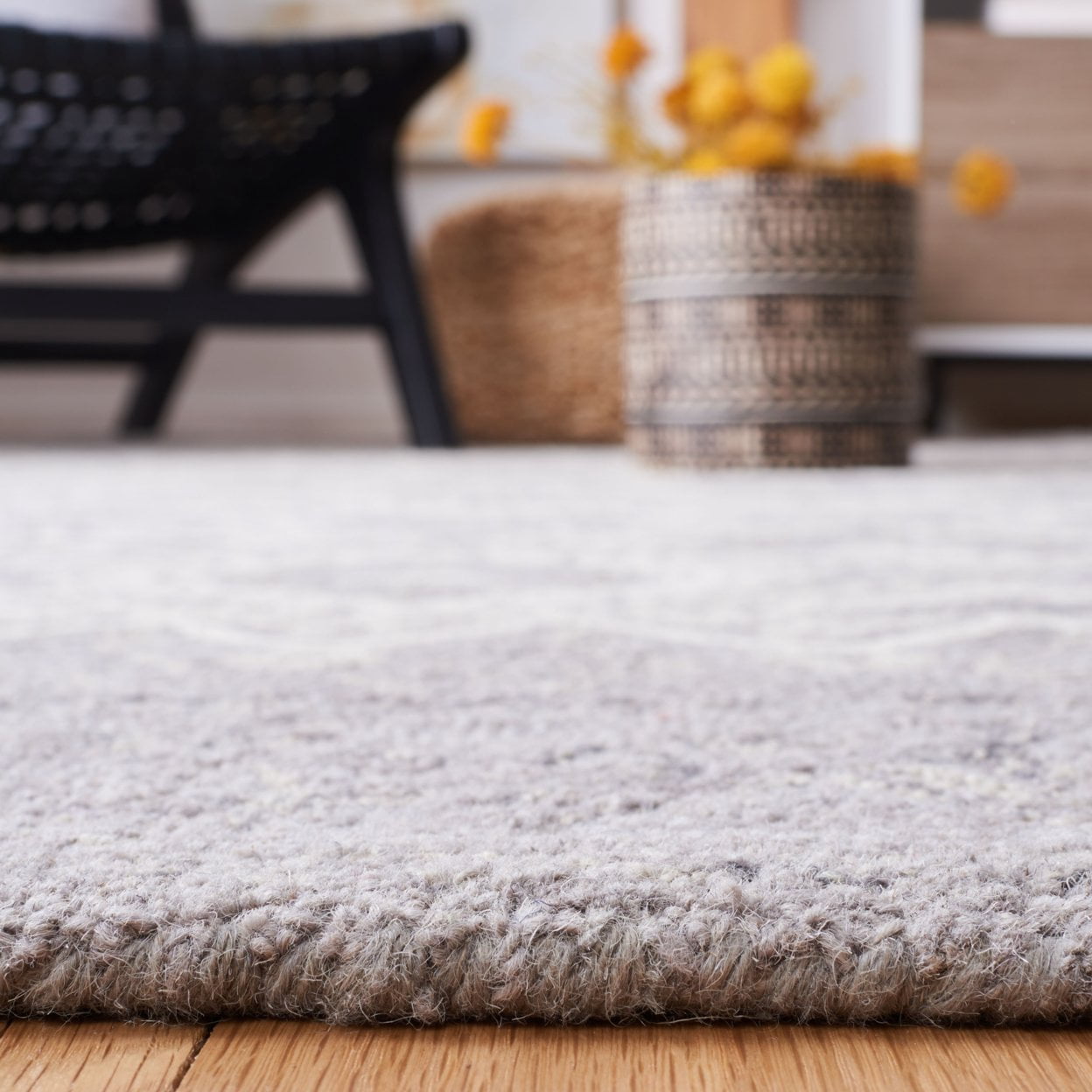SAFAVIEH Micro-Loop Jaime Medallion Runner Rug, Ivory/Grey, 2'3" x 9'