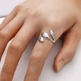 thumbnail image 3 of Anillo abierto ajustable con diseño de hoja para mujer, 3 of 7