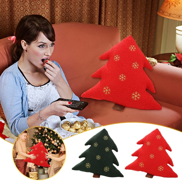 xihbxyly almohada decorativa navideña, cojín en forma de árbol de Navidad rojo con relleno de algodón suave, vista frontal centrada que muestra tres ramas y base marrón, textura afelpada con bordados de copos dorados; colocado en sofá en sala decorada para fiestas; también usado a menudo como apoyo lumbar ligero.