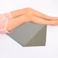 thumbnail image 3 of Almohada de cuña triangular Macarena para posición del cuerpo, 3 of 8
