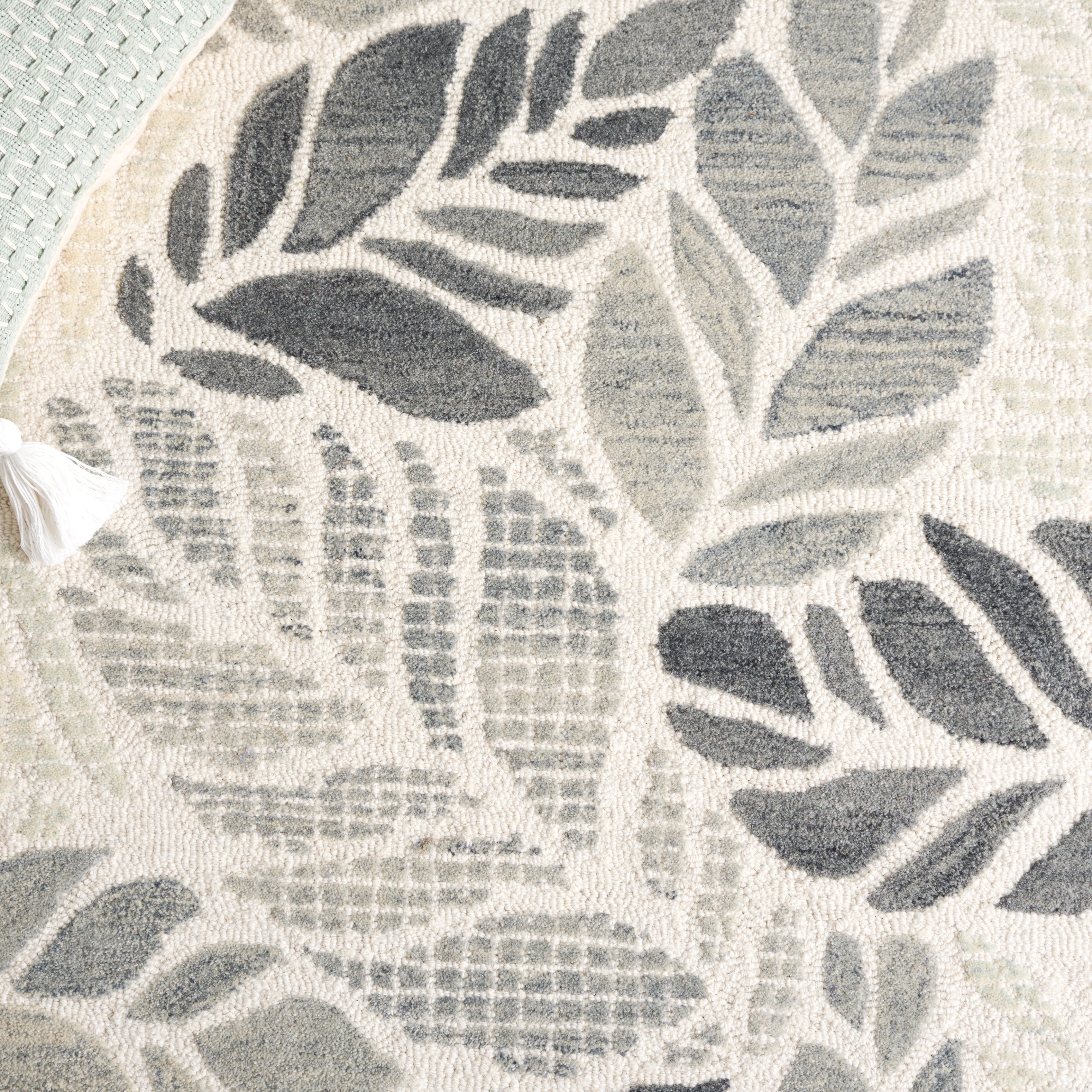 SAFAVIEH Martha Stewart Jardin Floral Area Rug, Ivory/Grey, 4' x 6'
