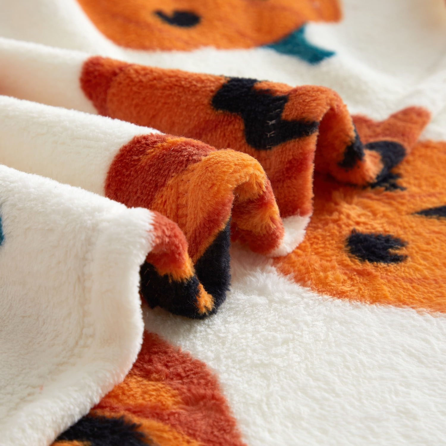 Way To Celebrate Halloween Jack-O'-Lantern Plush Oversized Couch Throw Blanket, Cream and Orange, 50 x 72 in