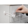 thumbnail image 4 of Paquete de 3 cierres adhesivos a prueba de niños, color blanco, 4 of 5