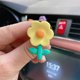 thumbnail image 3 of Juego de pinzas de aromaterapia para salida de aire de coche con flores de resina (cada una con 1 pastilla de fragancia), 3 of 5